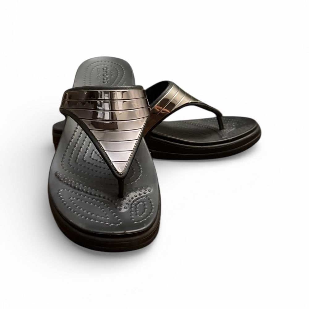 Crocs Monterey Women’s Silver Metallic Platform Wedge Flip Flop Sandals.